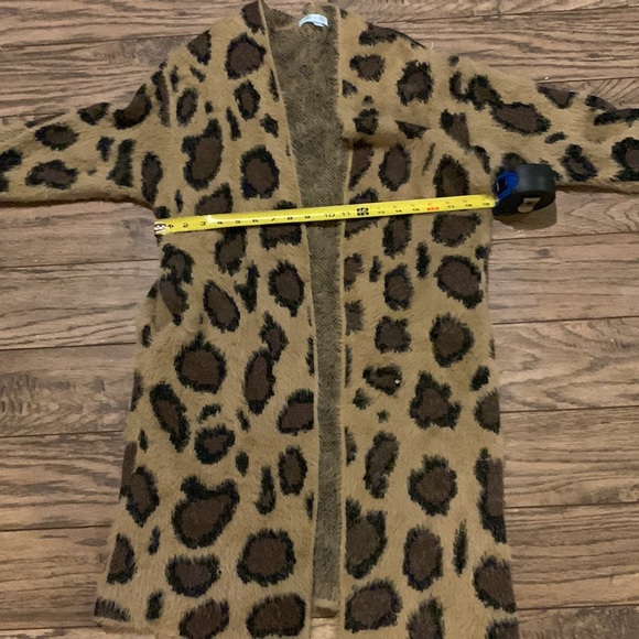 Beautiful furry leopard print cardi - Picture 3 of 4